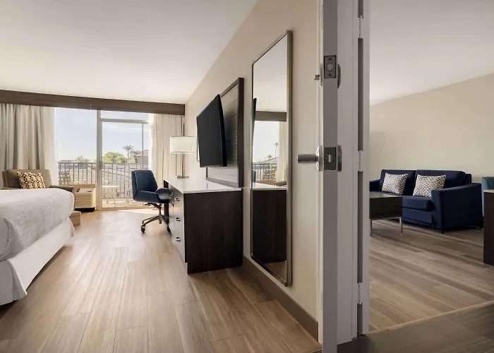 Hotel Wyndham Phoenix Airport - 3*